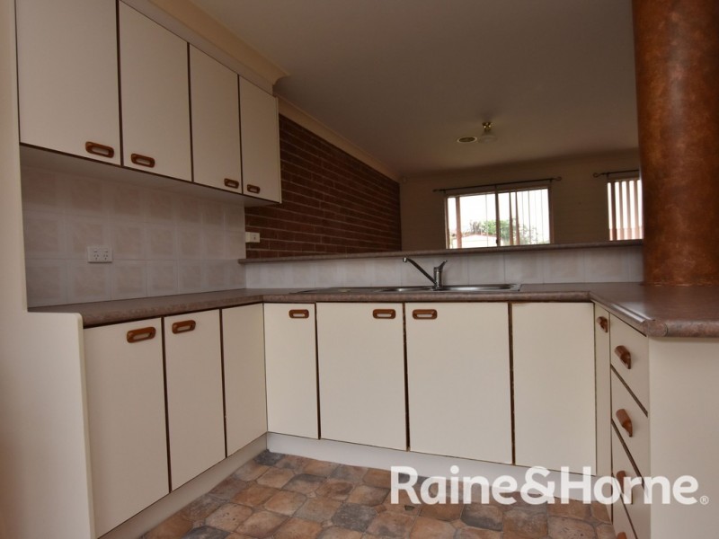 2B Agland Crescent, Orange NSW 2800
