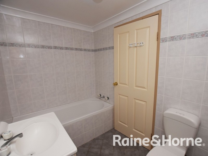 2B Agland Crescent, Orange NSW 2800