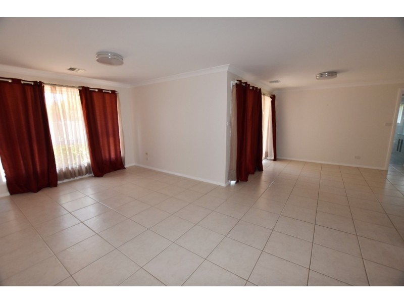8 Grove Street, Spring Hill NSW 2800