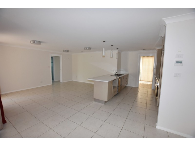 8 Grove Street, Spring Hill NSW 2800