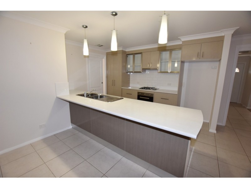 8 Grove Street, Spring Hill NSW 2800