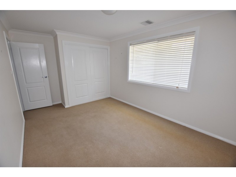 8 Grove Street, Spring Hill NSW 2800