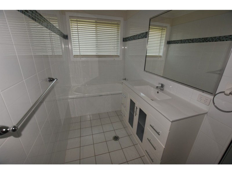 8 Grove Street, Spring Hill NSW 2800