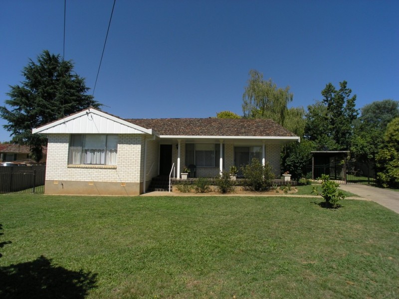 11 Benelong Place, Orange NSW 2800