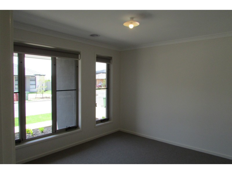 30 Yellow Robin Circuit, Cranbourne East VIC 3977