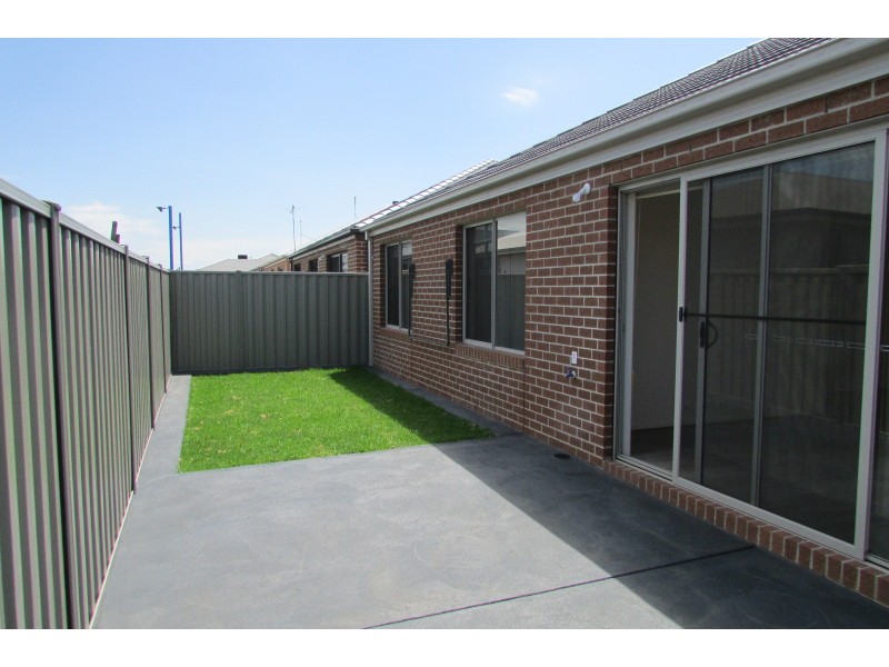 30 Yellow Robin Circuit, Cranbourne East VIC 3977