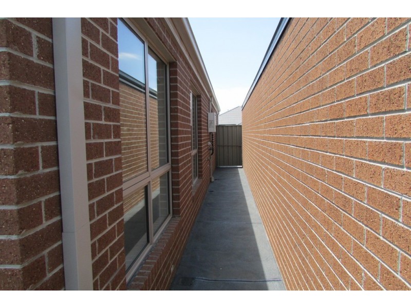 30 Yellow Robin Circuit, Cranbourne East VIC 3977