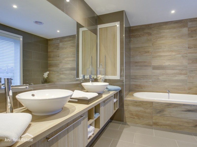 50 Flowerbloom Crescent, Clyde North VIC 3978