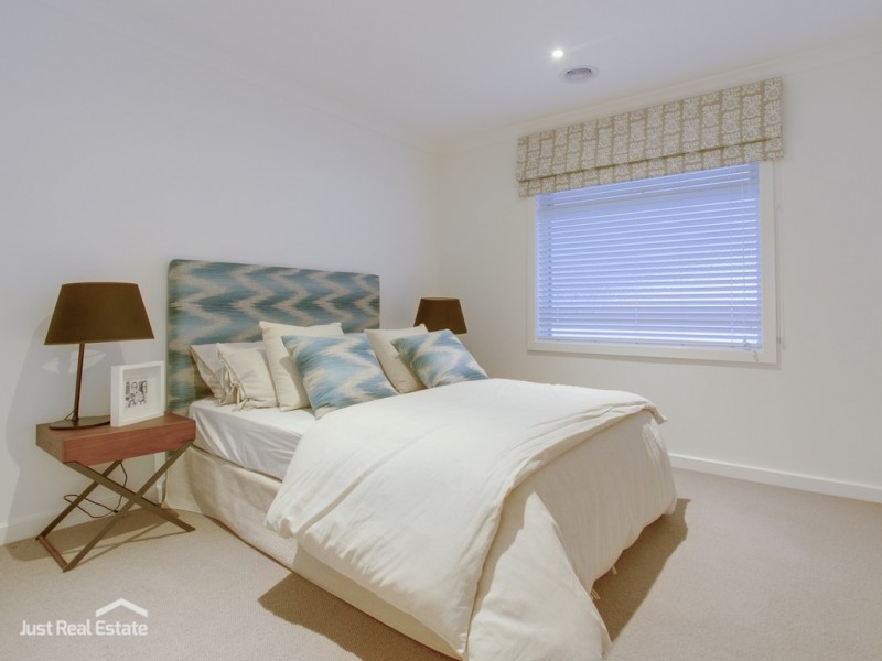 50 Flowerbloom Crescent, Clyde North VIC 3978