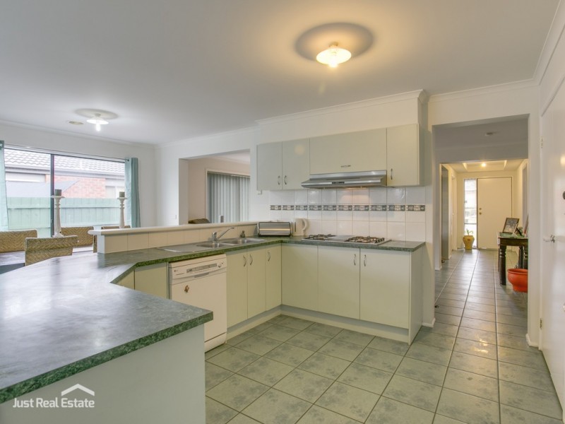 4 PARNELL COURT, Cranbourne West VIC 3977