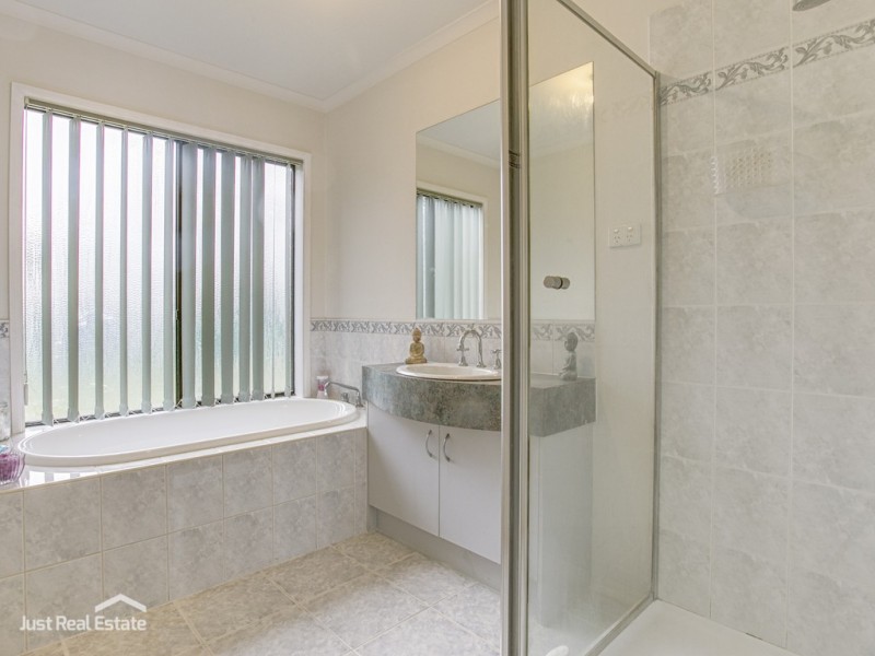 4 PARNELL COURT, Cranbourne West VIC 3977