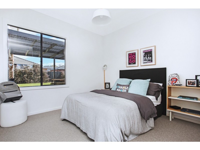 16 Lucinda Lane, Cranbourne North VIC 3977