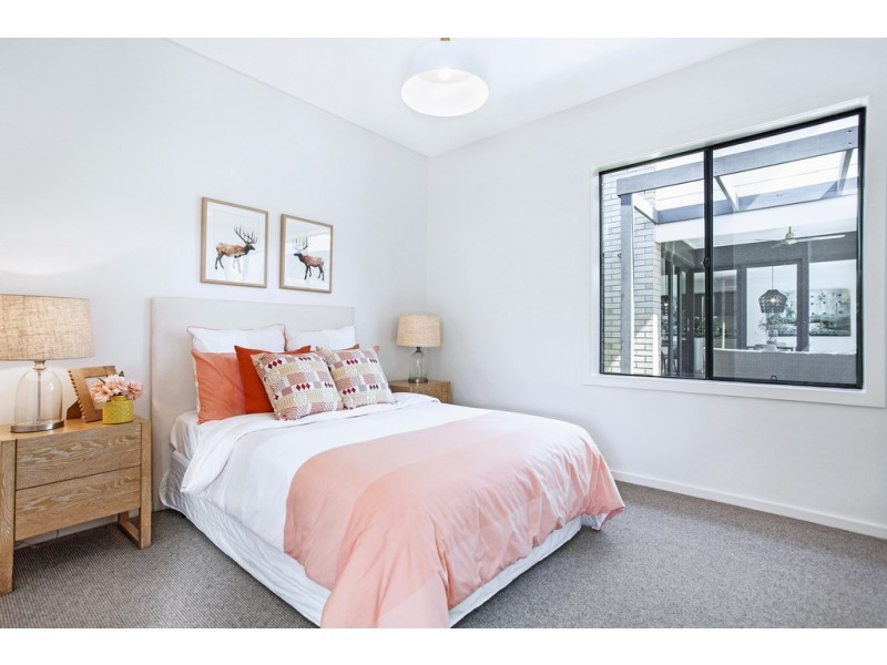 16 Lucinda Lane, Cranbourne North VIC 3977