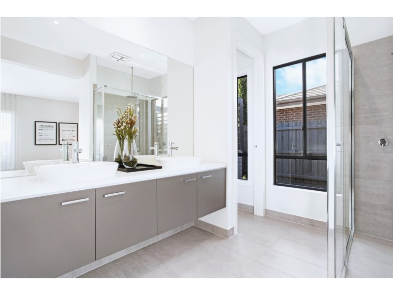 16 Lucinda Lane, Cranbourne North VIC 3977