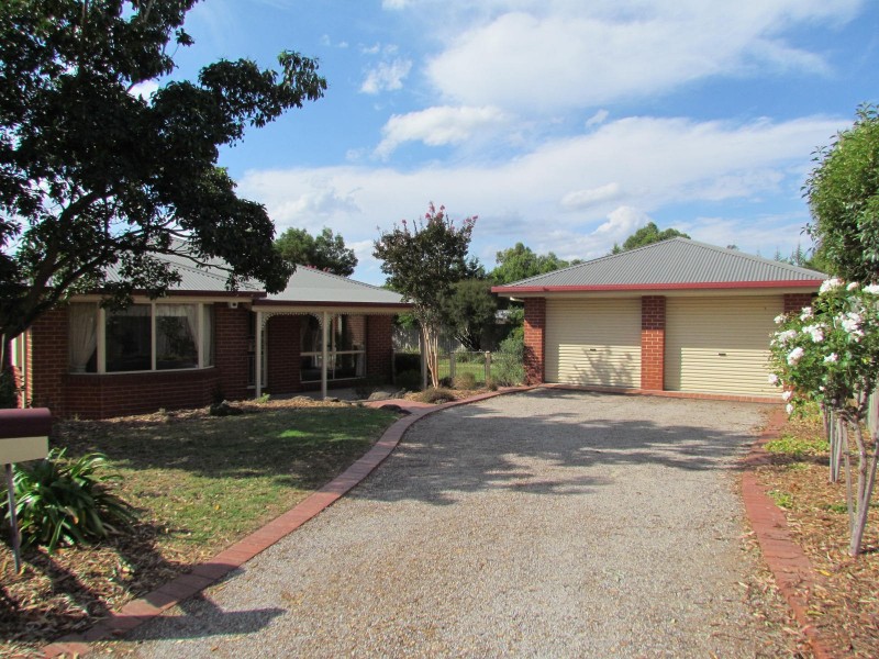 4 Yalumba Court, Berwick VIC 3806