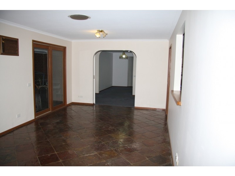 24 Courtenay Avenue, Cranbourne North VIC 3977