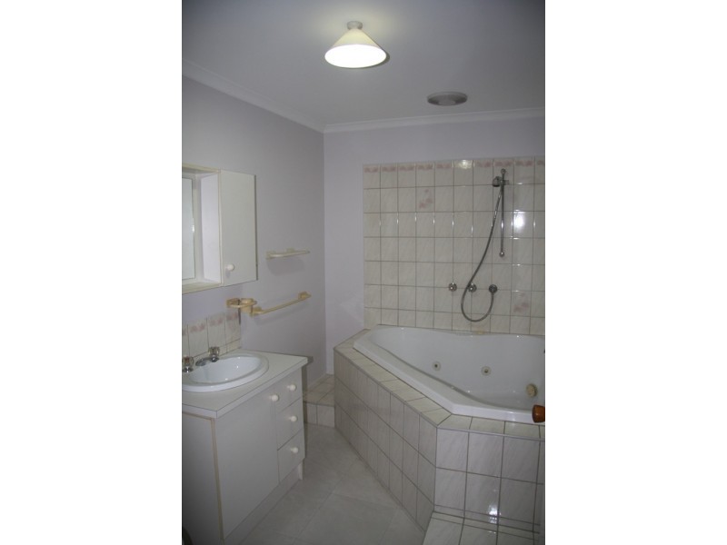 24 Courtenay Avenue, Cranbourne North VIC 3977