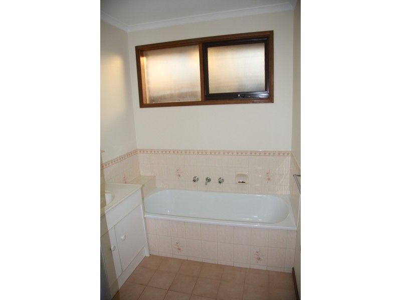 24 Courtenay Avenue, Cranbourne North VIC 3977