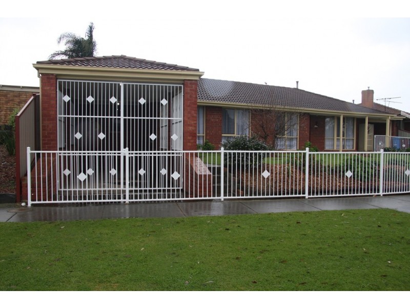 24 Courtenay Avenue, Cranbourne North VIC 3977