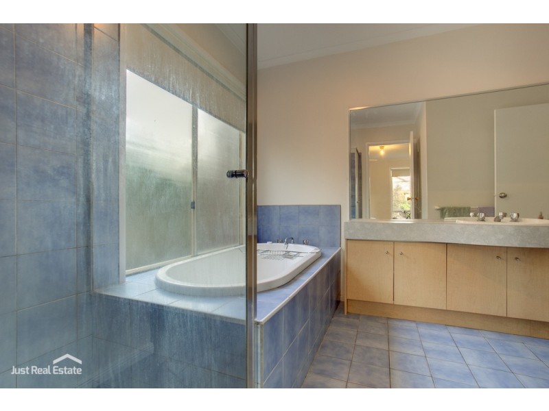 29 Valley View Crescent, Berwick VIC 3806