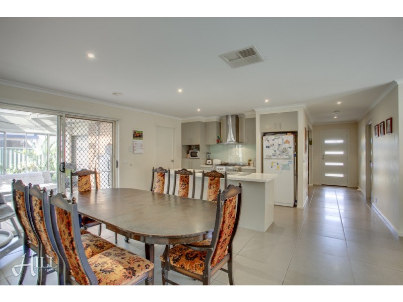 10 Woodhenge Close, Cranbourne East VIC 3977