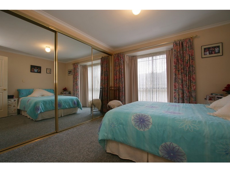 Unit 2/2 Ambleside Crescent, Berwick VIC 3806