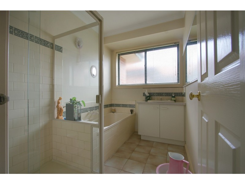 Unit 2/2 Ambleside Crescent, Berwick VIC 3806