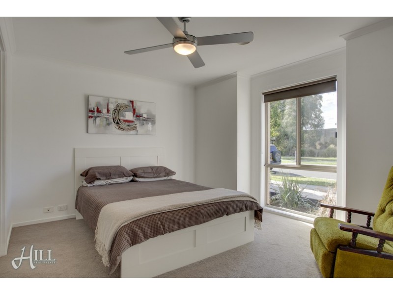 49 Melzak Way, Berwick VIC 3806