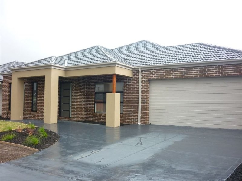 22 Edmund Street, Pakenham VIC 3810