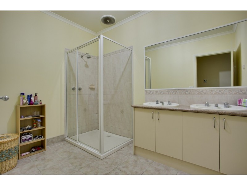 2 Siandra Place, Berwick VIC 3806