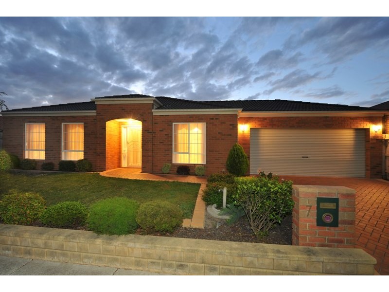 7 Glenisla Way, Berwick VIC 3806