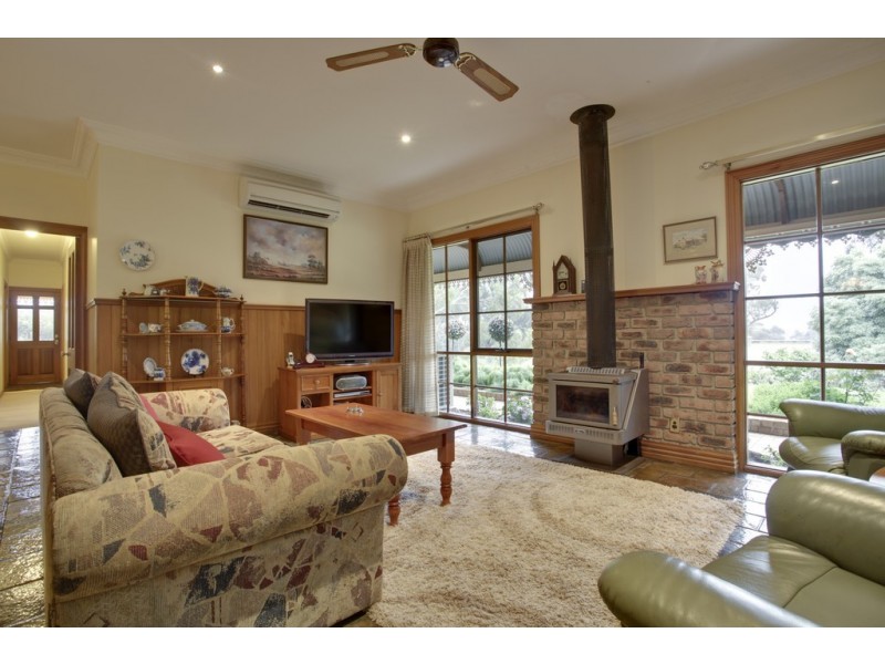 6 Quamby Avenue, Guys Hill VIC 3807