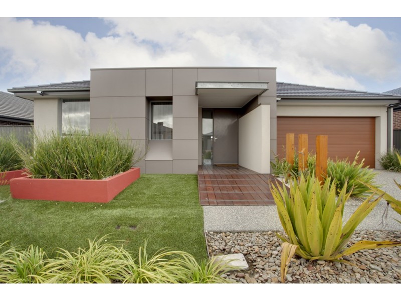8 Kindred Avenue, Cranbourne North VIC 3977