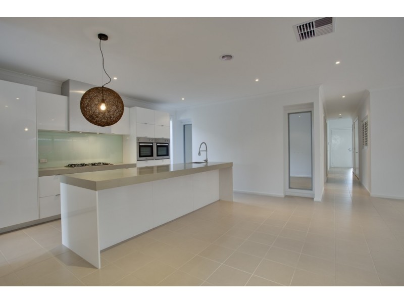8 Kindred Avenue, Cranbourne North VIC 3977