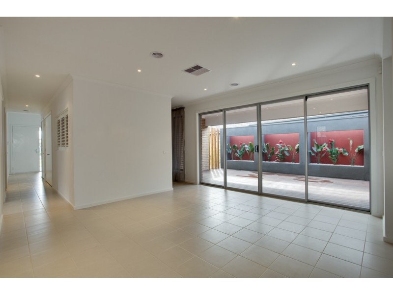 8 Kindred Avenue, Cranbourne North VIC 3977