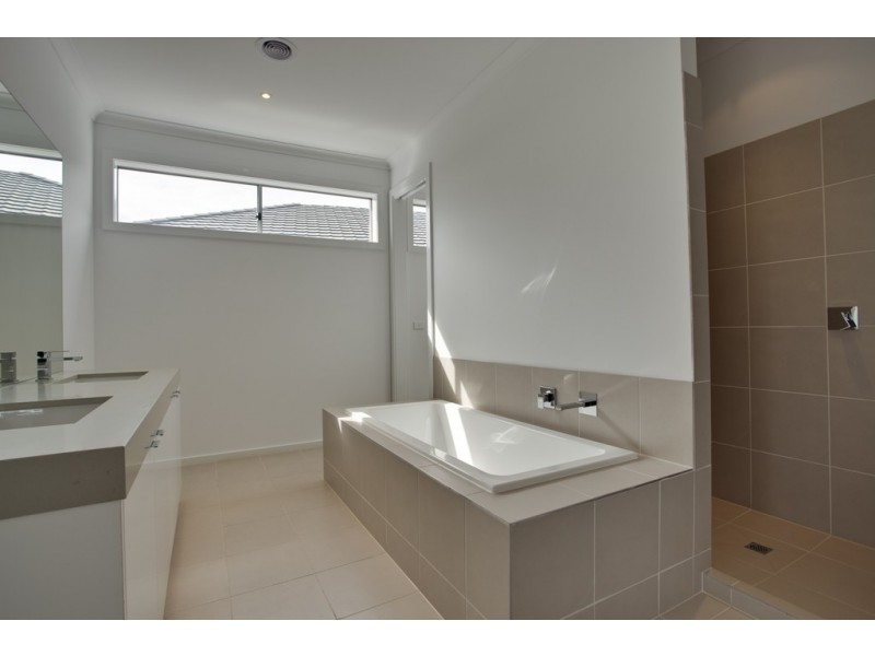 8 Kindred Avenue, Cranbourne North VIC 3977