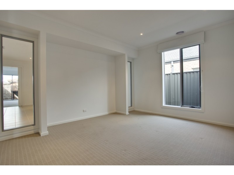 8 Kindred Avenue, Cranbourne North VIC 3977