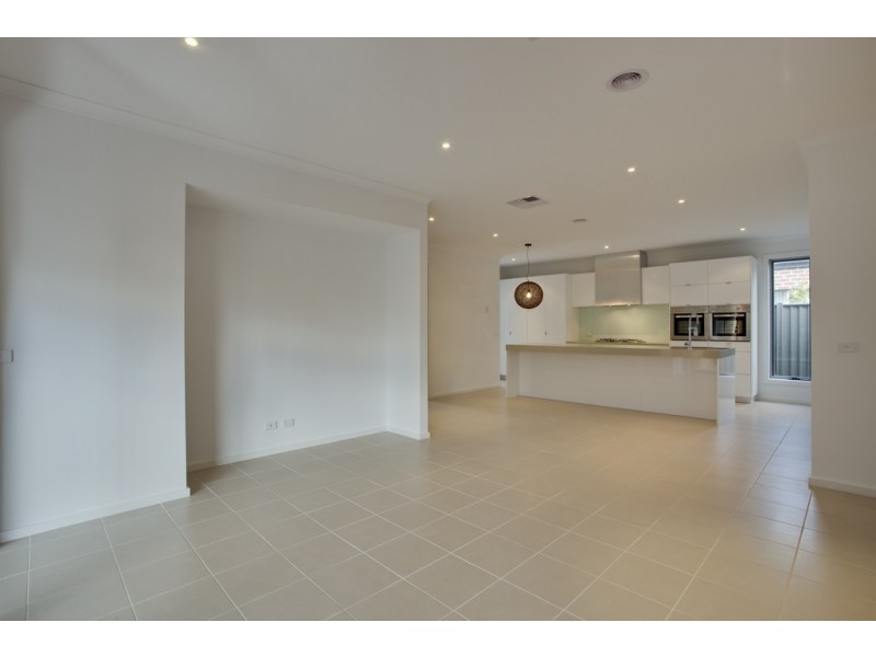 8 Kindred Avenue, Cranbourne North VIC 3977