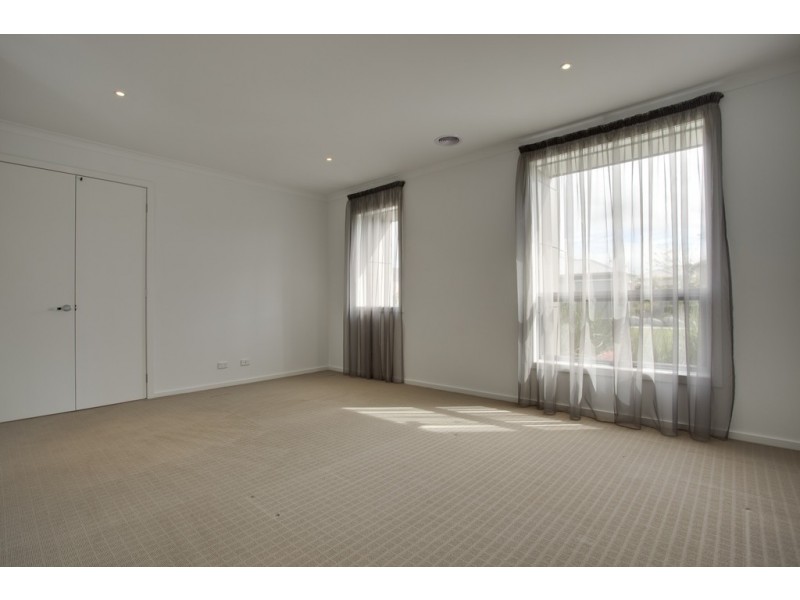 8 Kindred Avenue, Cranbourne North VIC 3977