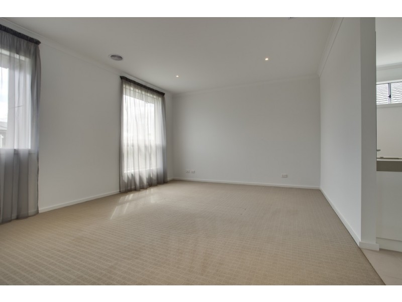 8 Kindred Avenue, Cranbourne North VIC 3977