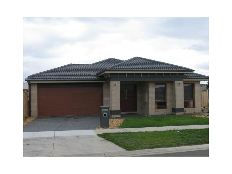 26 Dan Morgan Drive, Cranbourne East VIC 3977