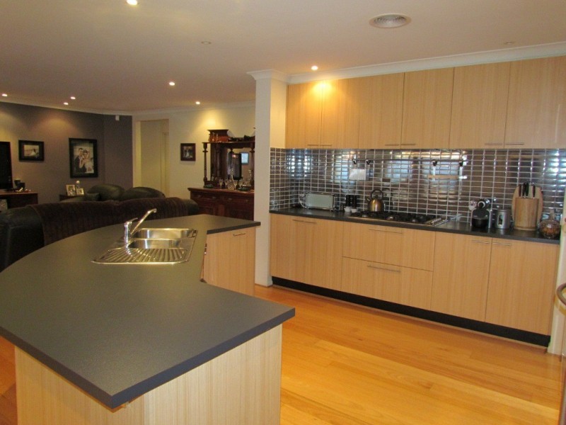 9 Glenmaggie Close, Berwick VIC 3806