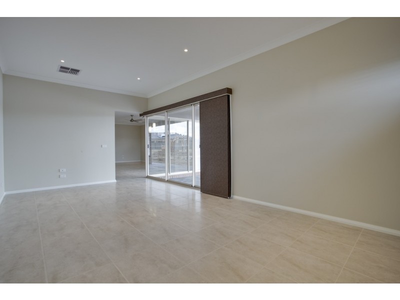 84 Heather Grove, Clyde North VIC 3978