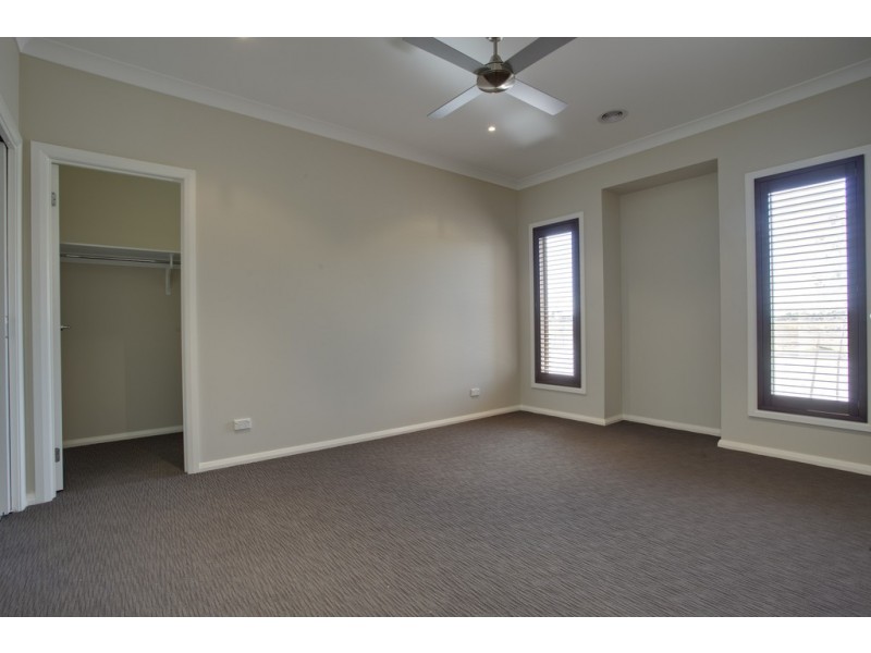 84 Heather Grove, Clyde North VIC 3978