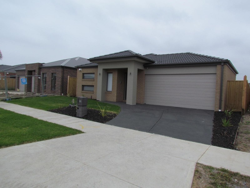 73 Charlbury Crescent, Cranbourne North VIC 3977