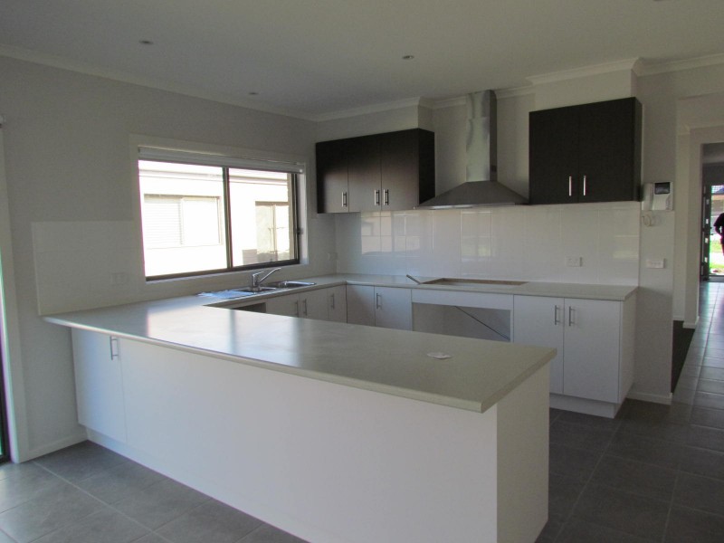 73 Charlbury Crescent, Cranbourne North VIC 3977