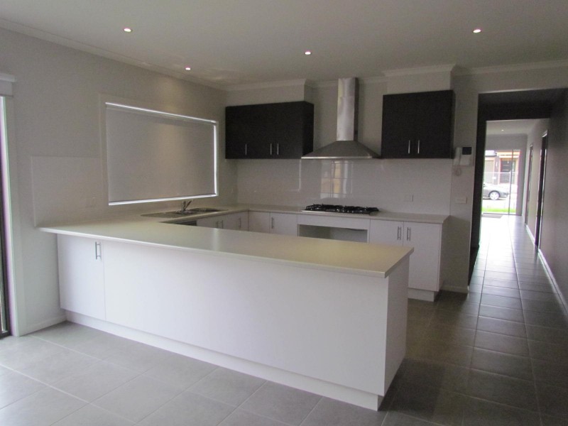 73 Charlbury Crescent, Cranbourne North VIC 3977
