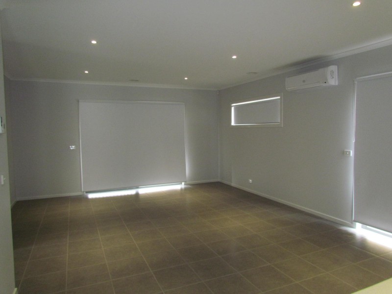 73 Charlbury Crescent, Cranbourne North VIC 3977