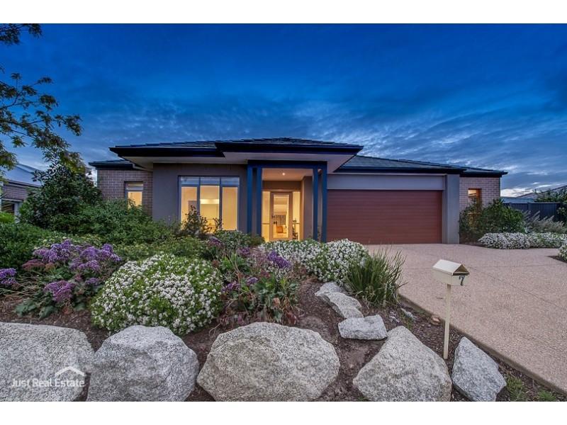7 Kindred Avenue, Cranbourne North VIC 3977