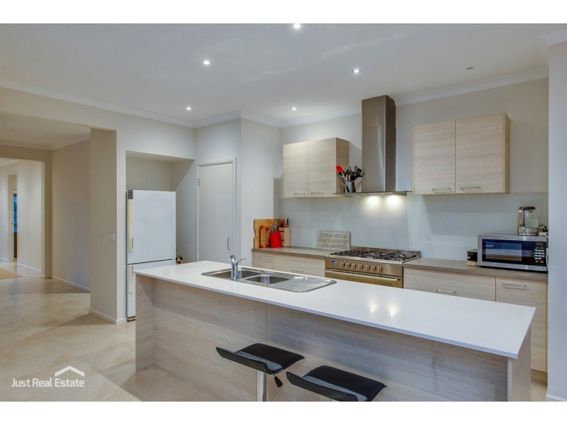 7 Kindred Avenue, Cranbourne North VIC 3977